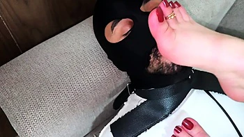 Maîtresse Kristina adore les pieds arabes