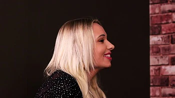 Blonde Schlampe vom BBC gefickt vor kleinem Schwanz