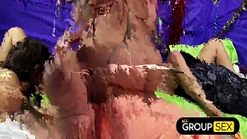 Блондинки и брюнетки делят члены на оргии Марди Гра