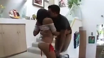 Latina chaude suce, levrette et missionnaire