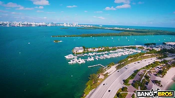 Milf morena recebe creampie nos peitos grandes