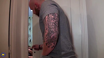 Milf Venus baise anal et suce dans un trio fou