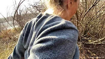 Baiser sauvage en plein air dans les collines avec Luna & Markus