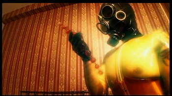 Fetiche de látex: masturbación con máscara de gas y dildo