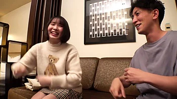 Garota asiática fofa gozando vários orgasmos intensos