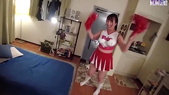 Руа Такашики с чашкой G и большой жопой в горячем сексе в ванной