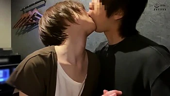 Belle au visage fin lèche sa chatte poilue avec baisers