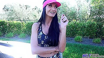 Milf peituda Silvia Saige lambe seu próprio tesão