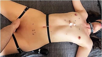 Adolescente attachée découvre le jeu de glace et cire