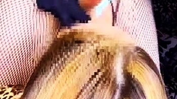 Европейская милашка трахает в глотку на диване