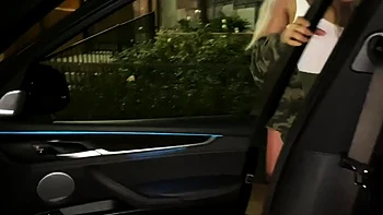 Eva Maxim chupa polla en público POV