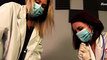 Dr. Nikki Brooks fickt Krankenschwester nach Untersuchung