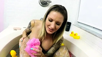 Ta belle-mère Reagan te fait une branlette dans la baignoire