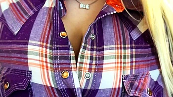 Коди Вор трахает с расширением груди и титфаком