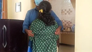 Ama de casa india y criada follada por su hermanastro en 4K casero