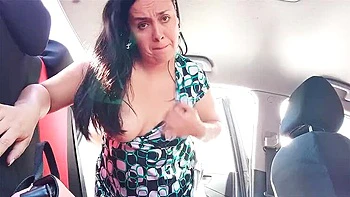 Пышная латиноамериканская мачеха застукана за еблей на заднем сиденье машины