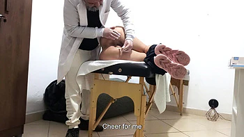 Proctologista fode e masturba o grande cu da Gabi Sweet