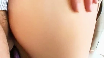 Ménagère asiatique poilue baisée au boulot