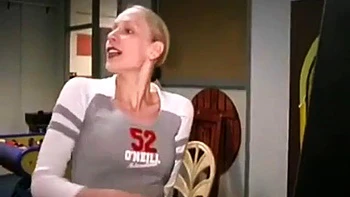 Fille flamande baise le barman, pipe profonde et creampie