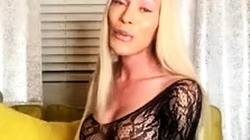 Mia Isabella se masturba com vestido arrastão