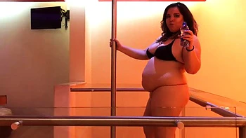 Fette BBW Pole-Dancer strippt und fickt