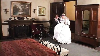 Blonde rasée en double pénétration avec branlette bouche-cul