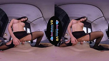 Rose chupa e cavalga pau em VR morena