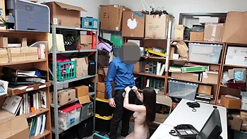 Anastasia Rose wird im Büro von Wrex Oliver hart gefickt