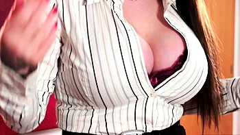 Britische Chefin mit großen Titten fickt und bläst