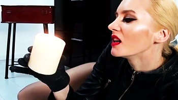 Déesse Celine se masturbe seule dans la Maison de la Douleur