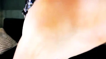 Adoration des pieds en solo par la dominante Eous