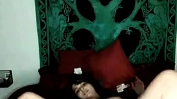 Brünette Asiatin fickt sich mit langem Dildo