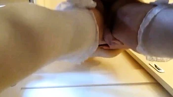 Chica amateur disfruta creampie anal