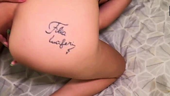 Adolescente argentina Luenok fode Miabunny de quatro e boca