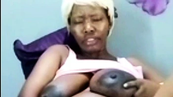 Negra embarazada bbw se masturba con sus grandes tetas