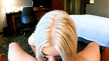 Блондинка тинейджерка Джазлин Рэй сосет и ебется на сапборде