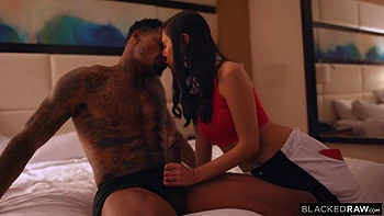 Brünette Gianna Dior wird auf dem Bett vom BBC hart gefickt