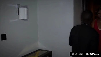 Rubia de 18 follada en POV con polla gigante en Budapest