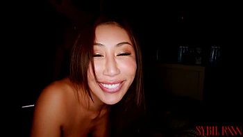 Lesbiana caliente le mea en la boca a zorra asiática