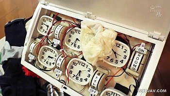 Chica japonesa se corre dentro en casa que para el tiempo