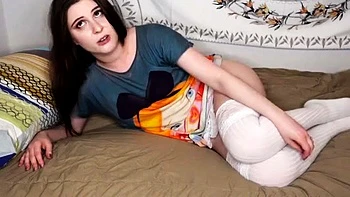 Petite belle-sœur brune se masturbe et reçoit un creampie