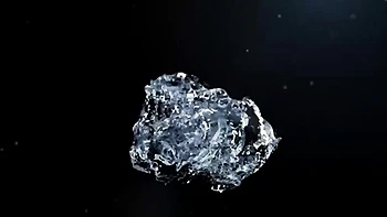 Жаждущая блондинка шлюха пьёт и глотает писи жёстко