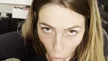 Любительница сосёт и трахает в позе собачки