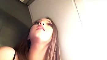 Amadora fazendo boquete na webcam