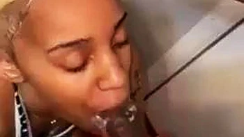 Ebony hace blowjob y folla culo a pelo