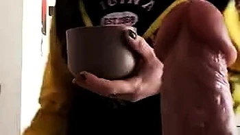 Аматорская подросток дрочит игрушками крупным планом зад