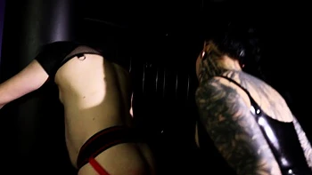 Schlanke Latina Amateur fickt DP mit Strap-On und Toys