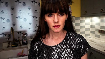 Teen morena se masturba sola en Navidad