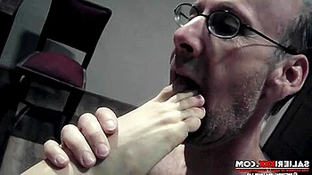 Loira magra adolescente fodida forte em pornô fitness