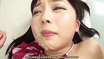 Dünnes Girl schluckt tief, wird nackt gefickt und gespritzt